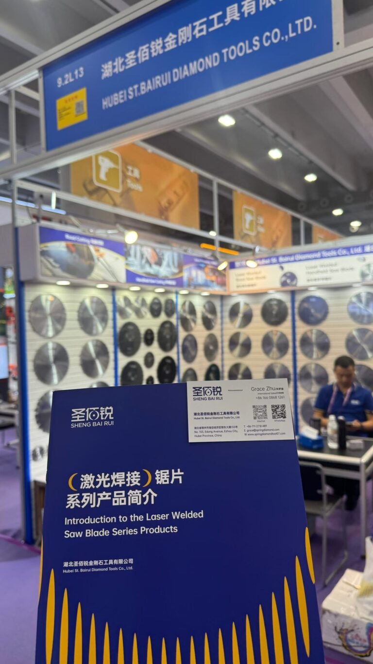 Primer plano del catálogo de productos de discos de diamante en la Feria de Cantón
