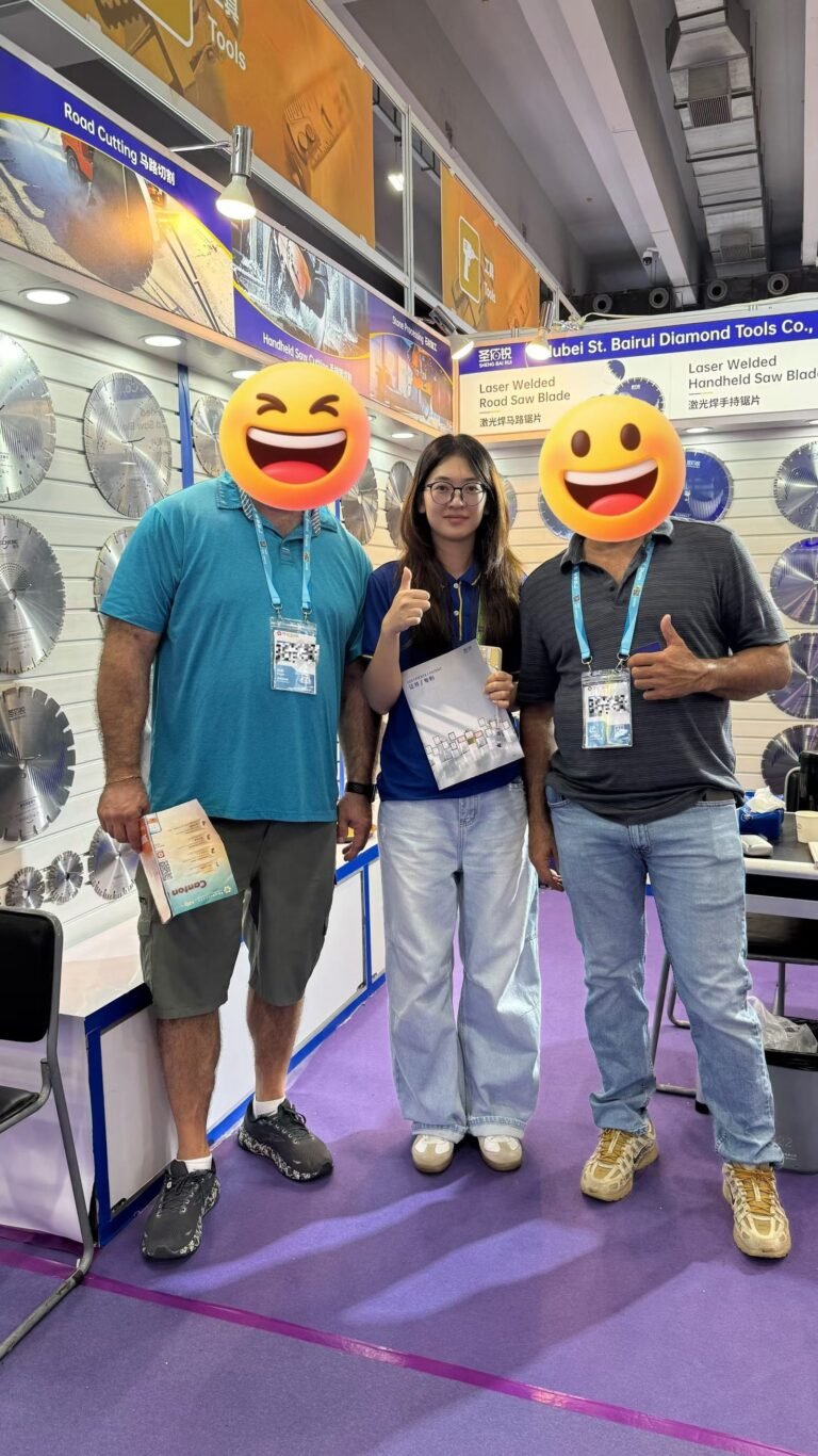El equipo de St. Bairui con clientes internacionales en la Feria de Cantón