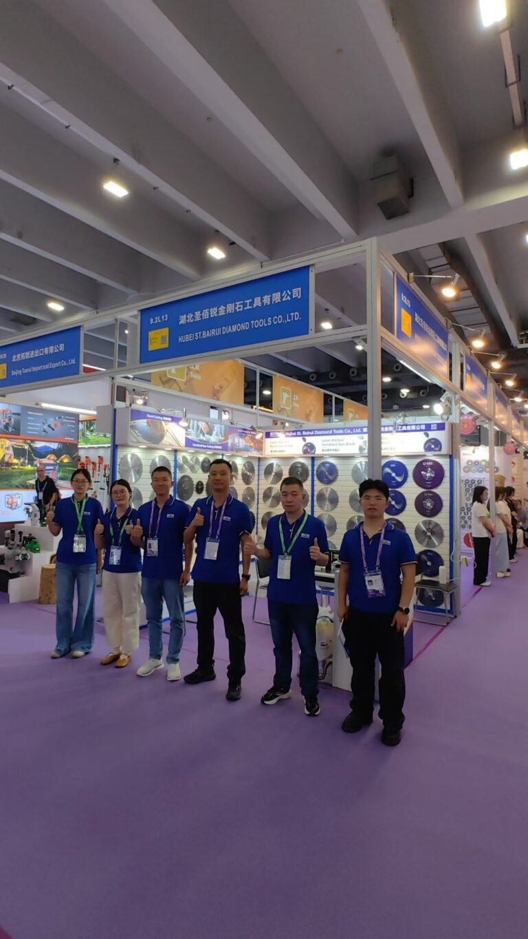 El equipo de herramientas de diamante de St. Bairui en el stand de la 140.ª Feria de Cantón